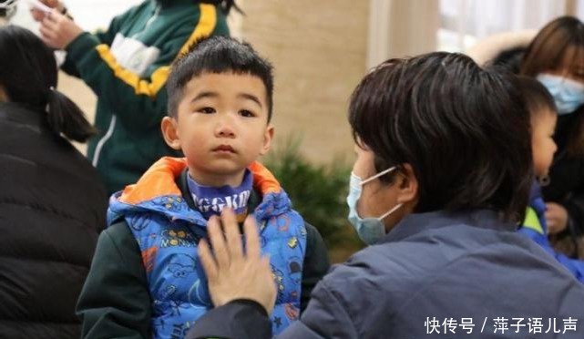 喜大普奔！“神兽回笼”第一天 家长哼起小曲送娃上学