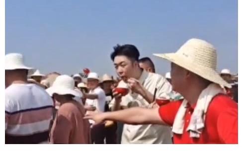 湖南臺(tái)|力挽口碑？湖南臺(tái)主持人到農(nóng)村錄節(jié)目，杜海濤在田地里吃飯不嫌臟