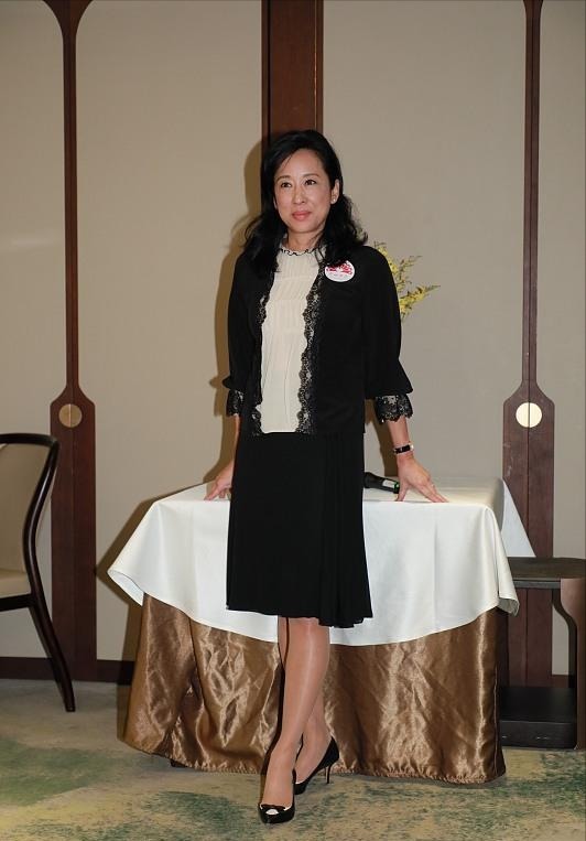 外套|朱玲玲到底是“阔太太”,白色连衣裙配黑外套简约高级,清爽利落