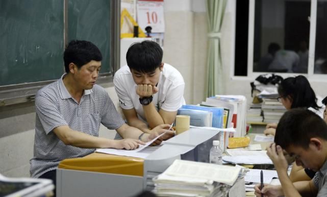 报名了辅导|两个成绩相仿的高中生，一个读辅导班另一个不读，高考时有差距吗