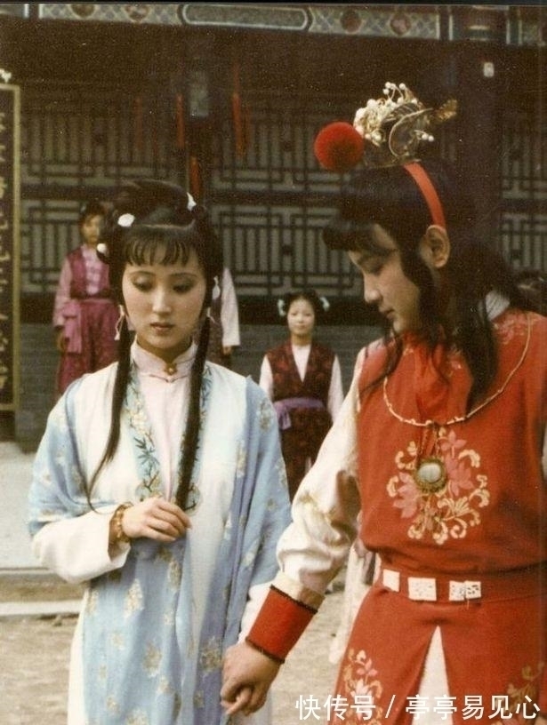 贾宝玉!凤姐这句话暗示林黛玉最终当了王妃, 林妹妹嫁给了贾宝玉还是北静王