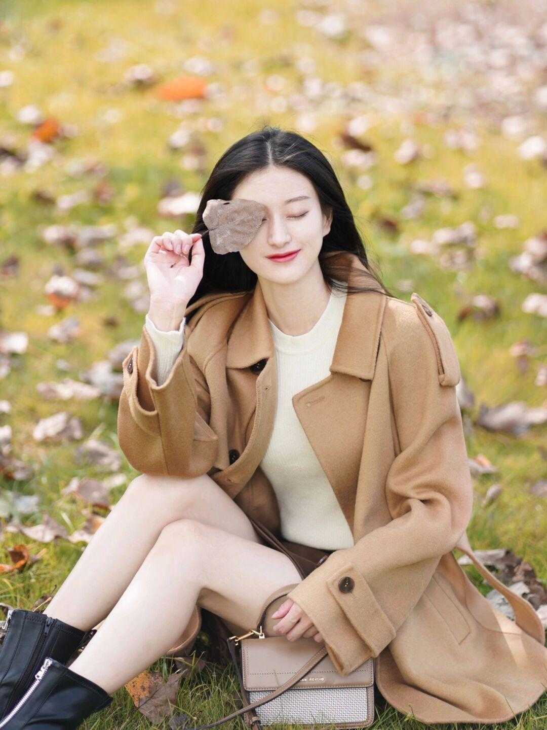 小姐姐|秋冬季穿什么?格子大衣搭配紧身牛仔裤高级时髦,显高又显瘦!