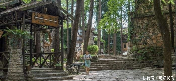 七旬老人花20年打造一座石头城堡,重现古夜郎国