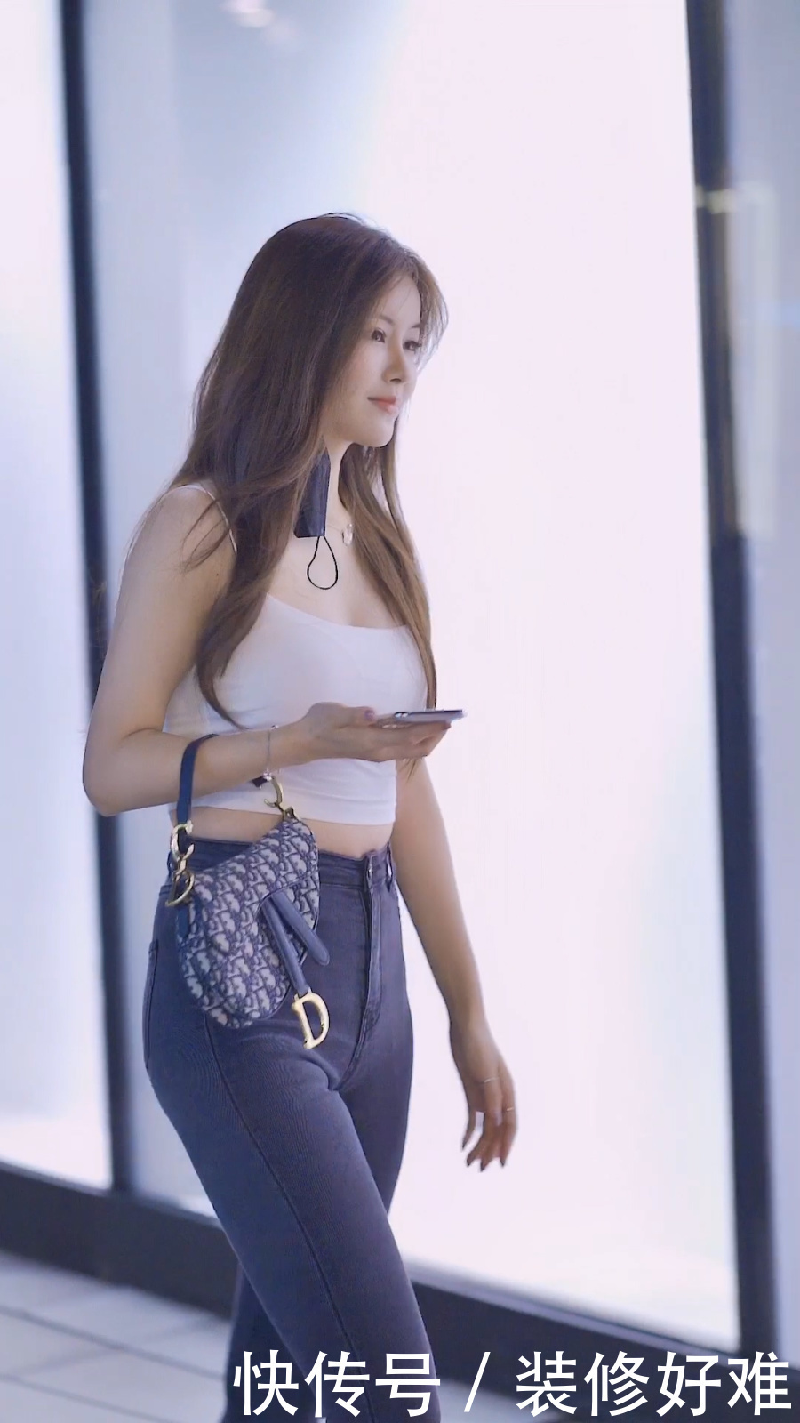 基础|街拍丰腴小姐姐的基础穿搭,简约吊带配米色高跟鞋,气质太迷人