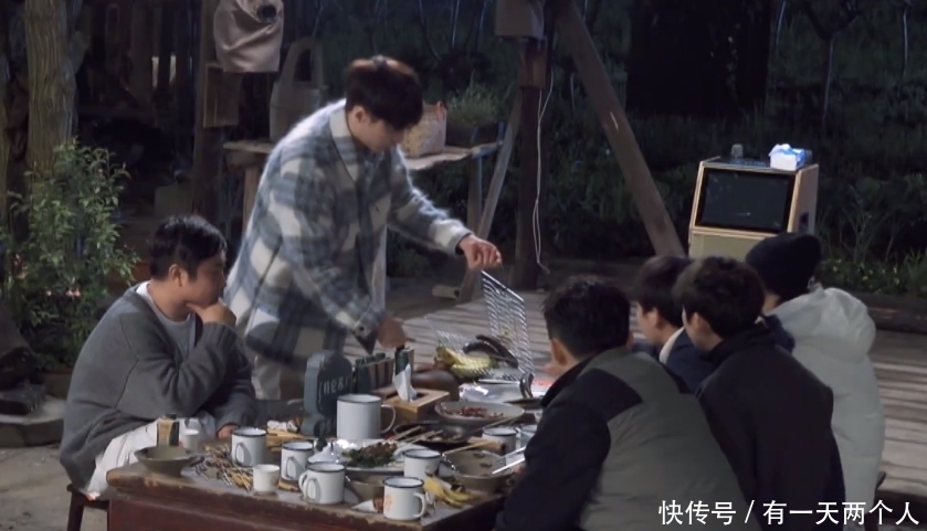 何炅老师 蘑菇屋捧场王!张艺兴烤香蕉,何炅第一个吃,烫嘴烫到说不出话