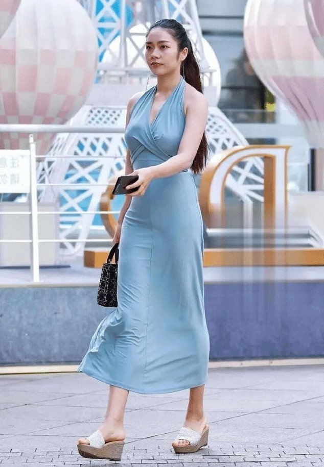 小肚腩|街拍:“挂脖裙”好火,贴身遮肉又显瘦,化解你的“小肚腩”