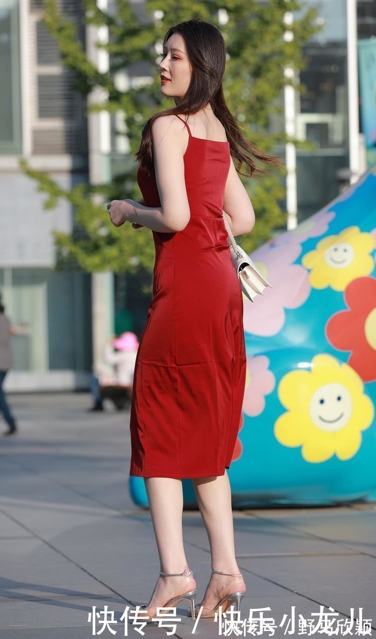 吊带裙|美女穿红色吊带裙搭配水晶高跟鞋，衬托身材和气质