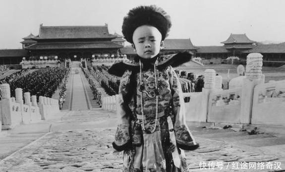 李淑贤|晚年溥仪和妻子逛故宫，妻子指着龙椅问一句话，溥仪字字含泪而出