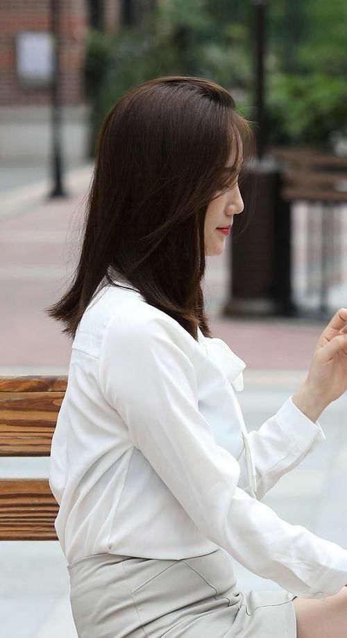 搭配 白色真丝衬衫,搭配灰色包臀裙显得清新唯美,高级感十足