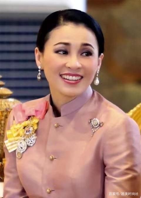 终于|诗妮娜终于和苏提达正面杠上！学她穿中式红色旗袍，笑得老态尽显