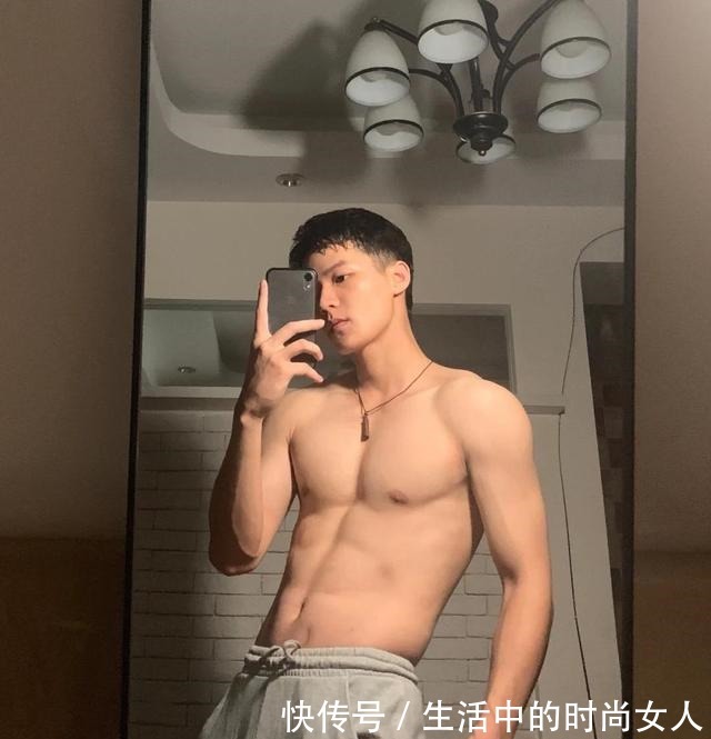 被這枚愛秀腹肌的肌肉“小狼狗”圈粉了！