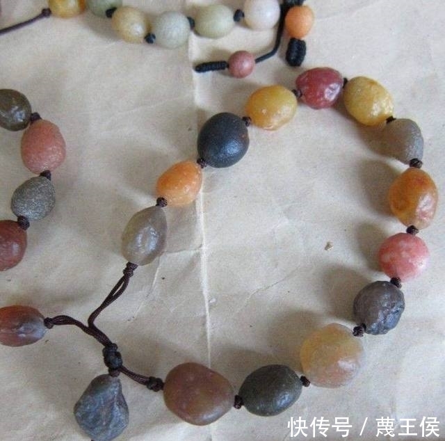 老汉在“百米深坑”中发现奇石,竟值百万