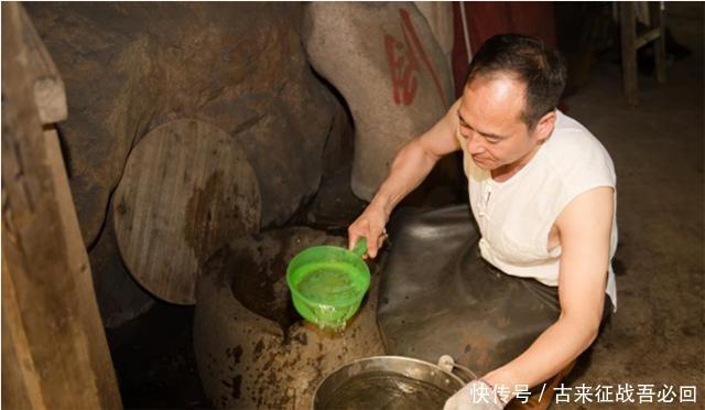 金庸|铸剑师郑国荣:第一把剑拍卖两万,第2把陨铁铸造,第3把赠金庸