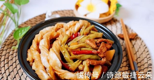 豆角炖肉再焖点小卷子,卷子浸满汤汁,豆角炖得也香,超级惬意!