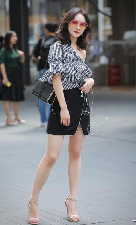 街拍身材出众傲人的小美女,容颜清秀甜美,好美