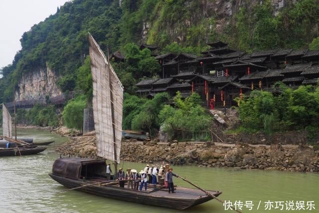 它靠近三峡大坝，却没有因为大坝而搬走，江上人家过得像世外桃源