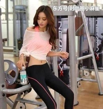 时尚|街拍穿搭打底裤的美女,贴合曲线,呈现出时尚魅力