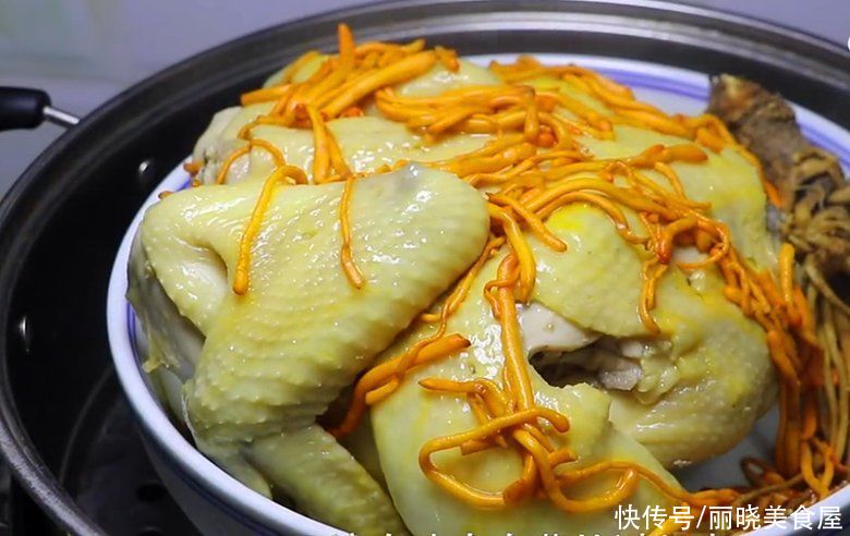 一整只鸡放锅中蒸一蒸，不加水不放油，汤鲜肉嫩，年夜饭吃真香