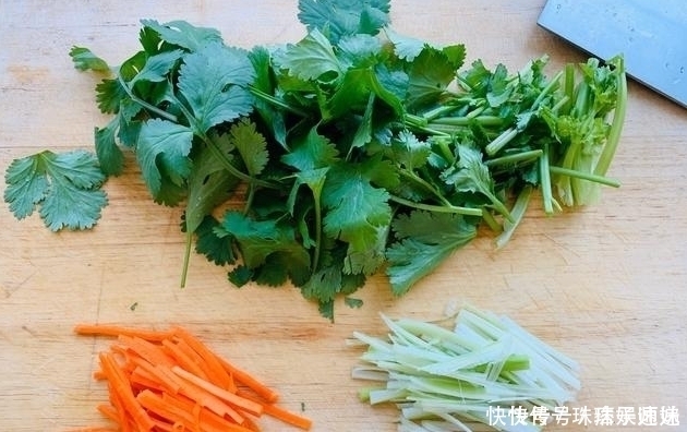 这菜,一斤9毛,钙是牛奶的4倍,鸡蛋的8倍,家里老人孩子要常吃