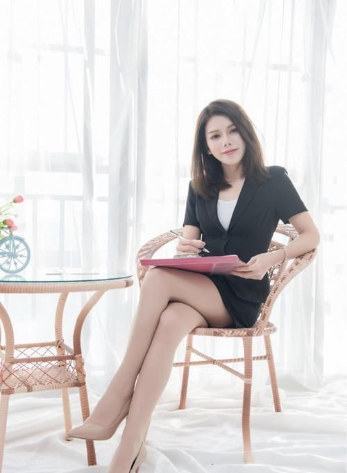 职业装黑色的干练和高跟鞋的性感相结合，大长腿的风采一览无遗