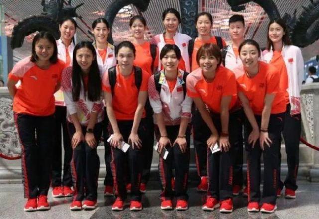 新的开始|盘点2021中国女排大事:4老将退役,郎平时代落幕,谩骂鲜花并存