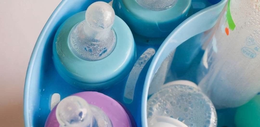 开水烫奶瓶|有种“无知”叫开水烫奶瓶,家长图省事,苦的却是孩子