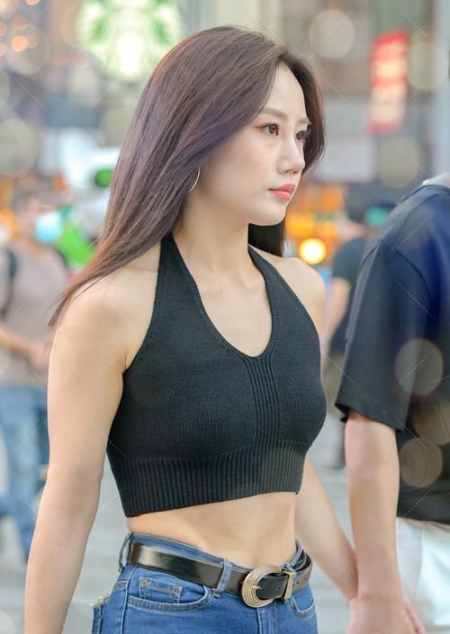 搭配 显瘦又显高的阔腿裤,搭配黑色运动背心,减龄又时尚