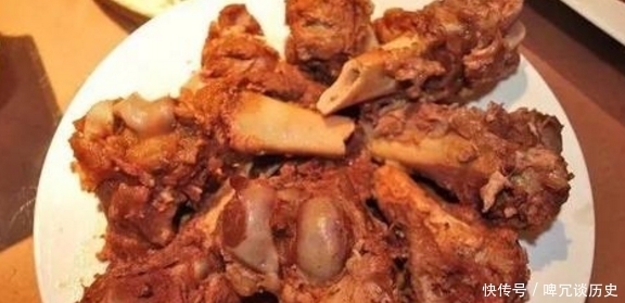 不再|大姐街边卖“大骨头”,8元一个,每天只限2盆,顾客:吃完不再来!