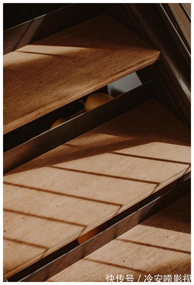 防腐木地板|他用6个集装箱打造豪宅，占地达到178㎡，我家的别墅不香了