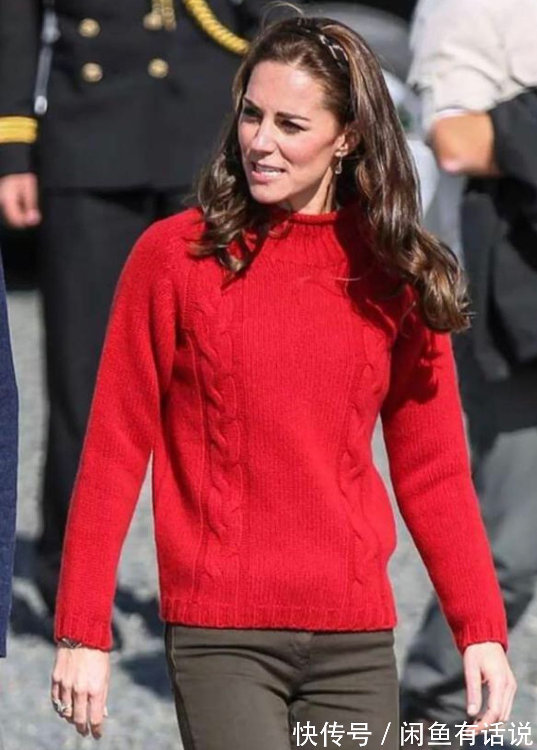 红色|凯特王妃亲手布置圣诞树,穿万元红毛衣配黑裤,优雅又有氛围感