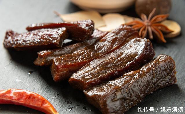 91岁院士提醒:3种食物堪称骨质疏松的“温床”,再喜欢也要少吃