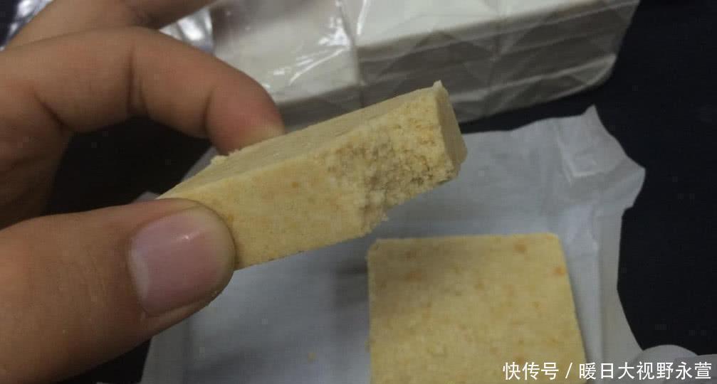 压缩饼干为什么能管饱小伙将它放在水里煮半小时,恍然大悟