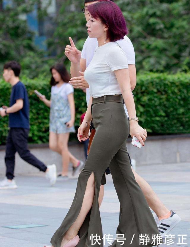 街拍牛仔裤看上去很有青春活力的感觉，穿上身让你时尚更有范