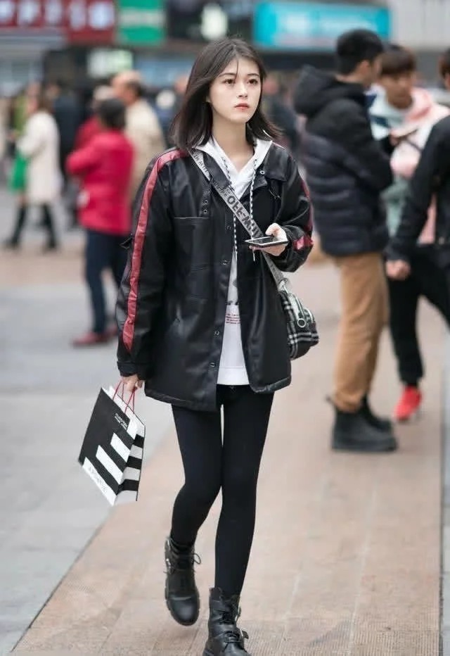 街拍:长发美女身穿露肩装配阔腿裤,非常的显气质,真是漂亮极了