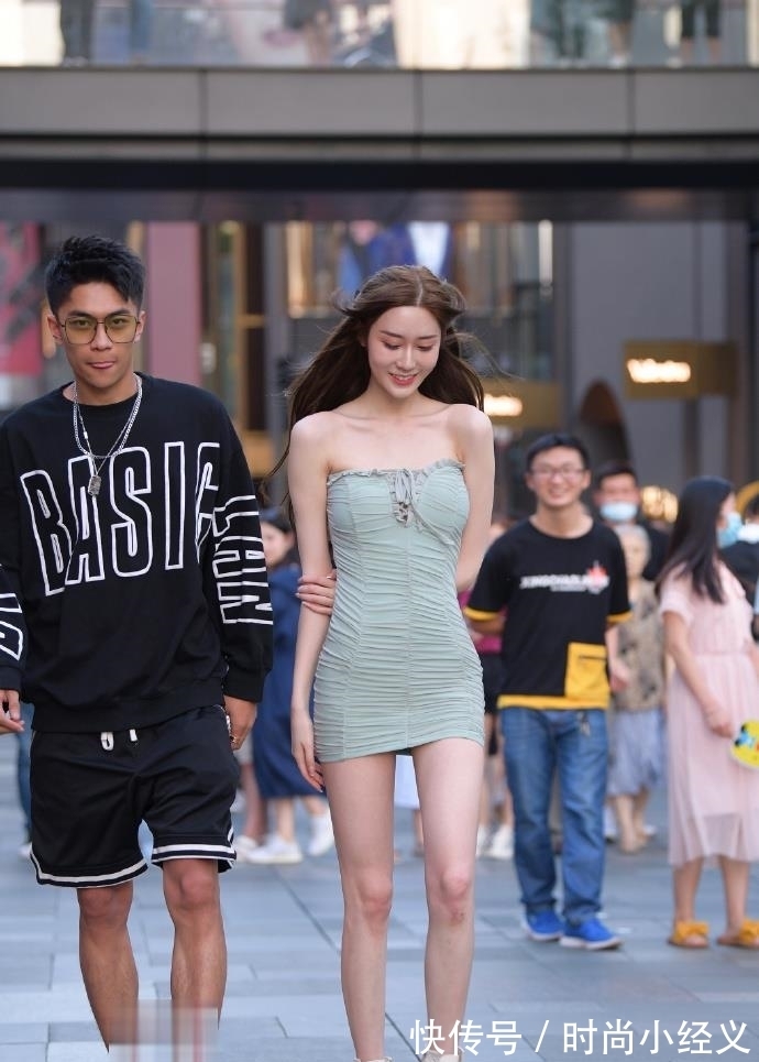 小姐姐|美女连衣裙虽然“皱巴巴”,但笑起来却格外动人