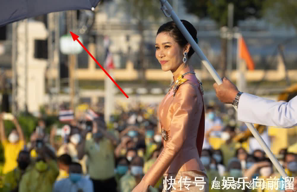 苏提达$36岁诗妮娜虚荣心强,用大黑伞代替华盖,集体亮相时终于露馅了