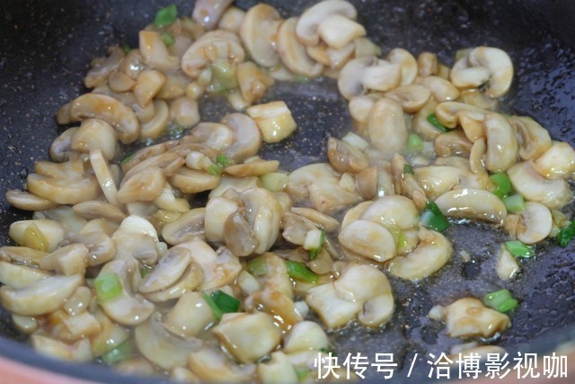 口蘑这个做法好,简单易学的快手家常菜,清爽鲜嫩,热量低不怕胖
