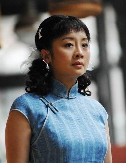 捧红丈夫的她被抛弃,丈夫转身娶影后,50岁的她事业有成