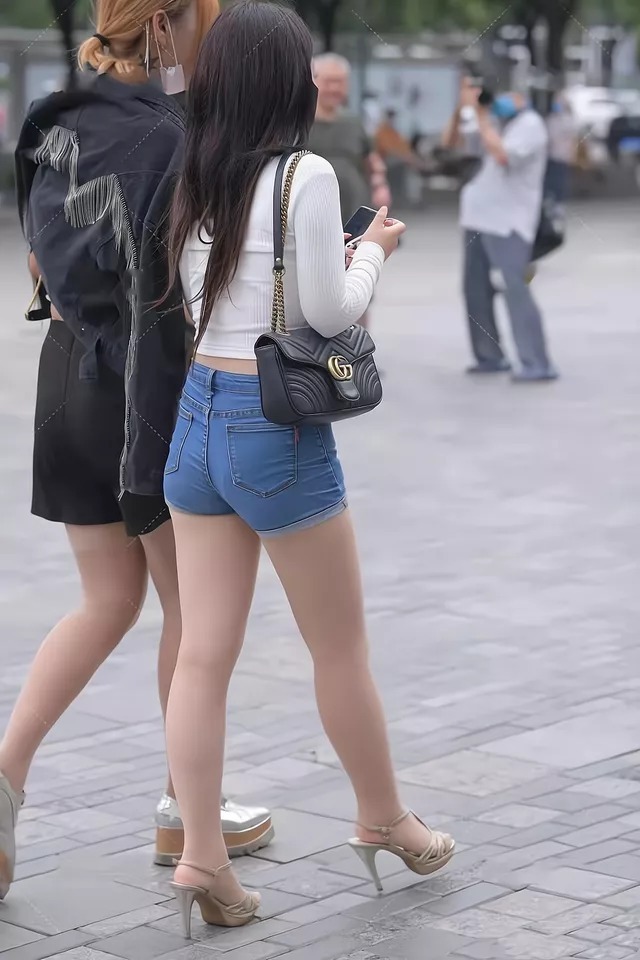 时髦 白色针织衫搭配蓝色牛仔短裤,不仅时髦有型,还显得十分清新自然