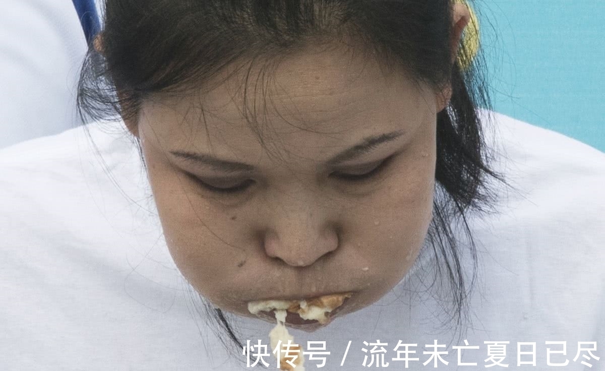 奇葩“吃香肠”比赛，10分钟内吃完74只热狗，各种表情太遭罪