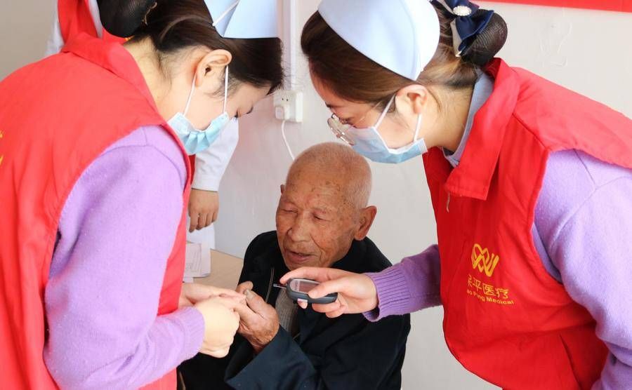 办实事|李营街道联合济宁老年血管病医院慈善义工团开展健康义诊活动