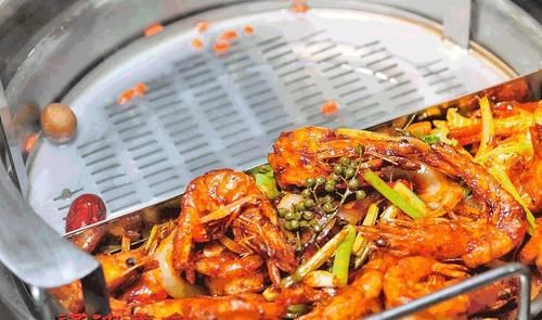 首家会飞的火锅落户沈阳，大虾火锅飞起来，小龙虾九块九