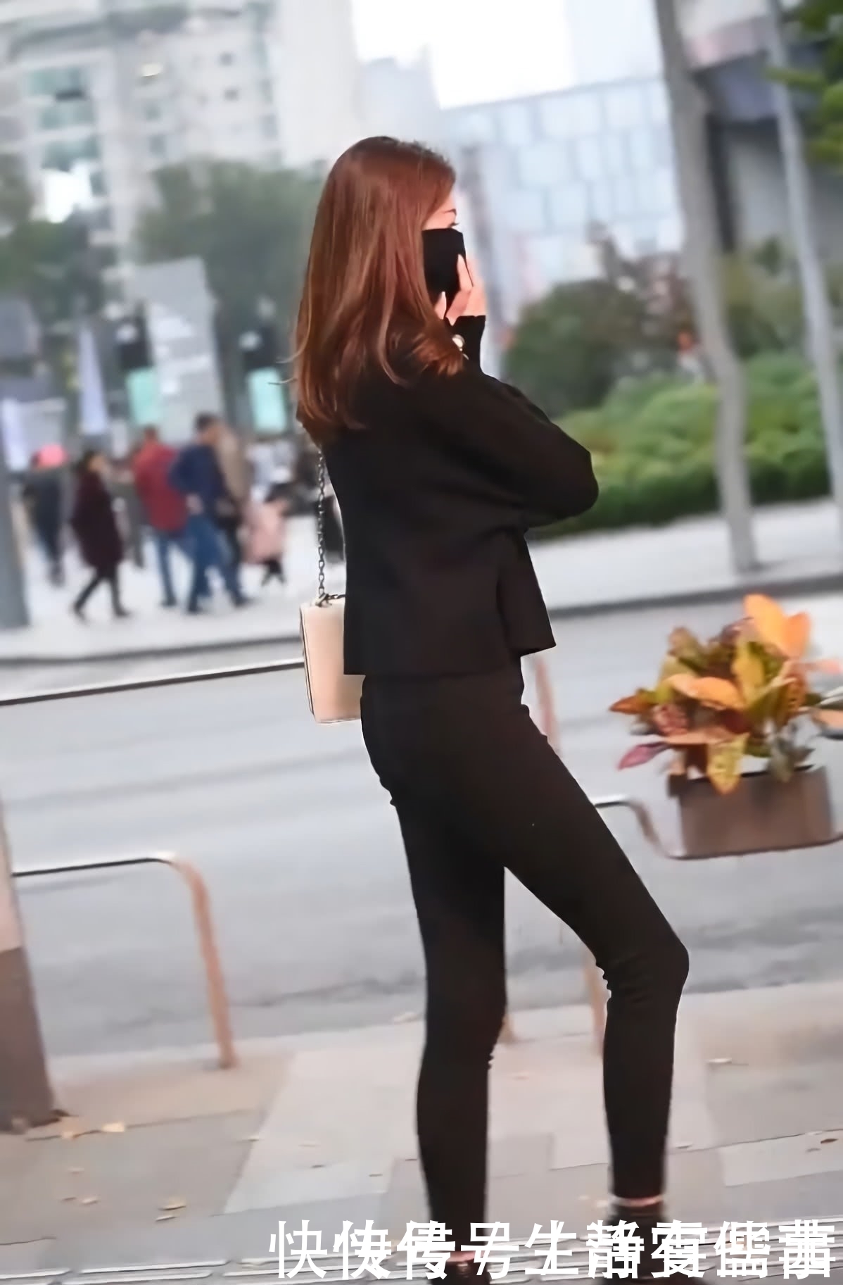 “石头裤”才是秀腿的正确打开方式，美女穿上后，“蜡烛腿”亮了