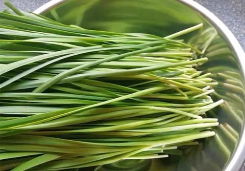 饭店的韭菜饺子为啥好吃？大厨：多加这1步，韭菜翠绿不出水