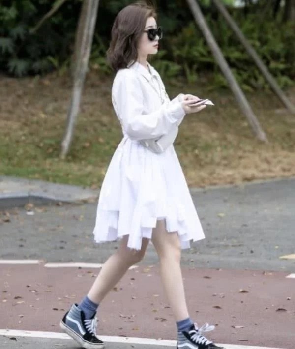 街拍:气质优雅的时尚辣妈,黑色的碎花长裙美丽大方,气质优雅不凡