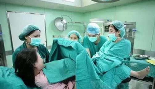 实习|分娩时最尴尬的事是什么？网友：你试过一堆男医生围着你吗？