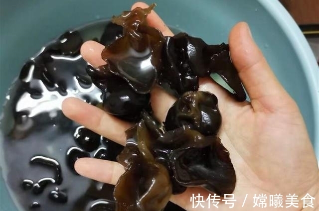 泡木耳,用冷水还是热水?酒店大厨:多加这1步,污垢细菌都没了