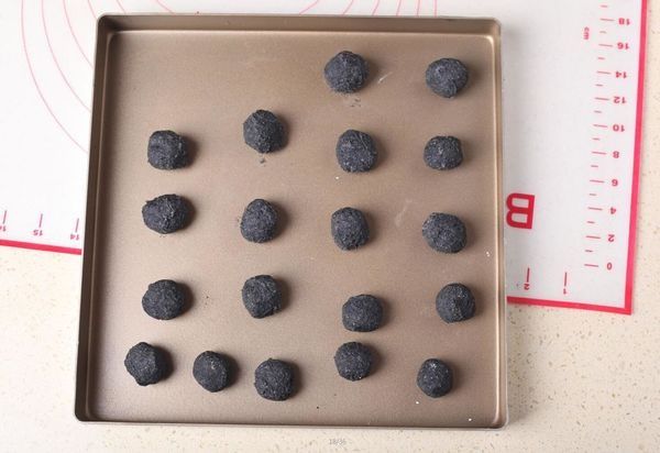  黑芝麻与糯米粉的巧妙混合，令人垂涎欲滴，一吃就上瘾