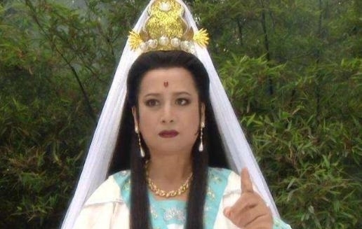 观音为啥不穿鞋袜就赶下凡去收金鱼精?她究竟在惊慌什么?