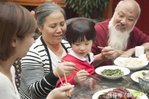 特殊待遇|舅舅和外甥被分到幼儿园同班，吃饭时享受特殊待遇，老师被逗乐